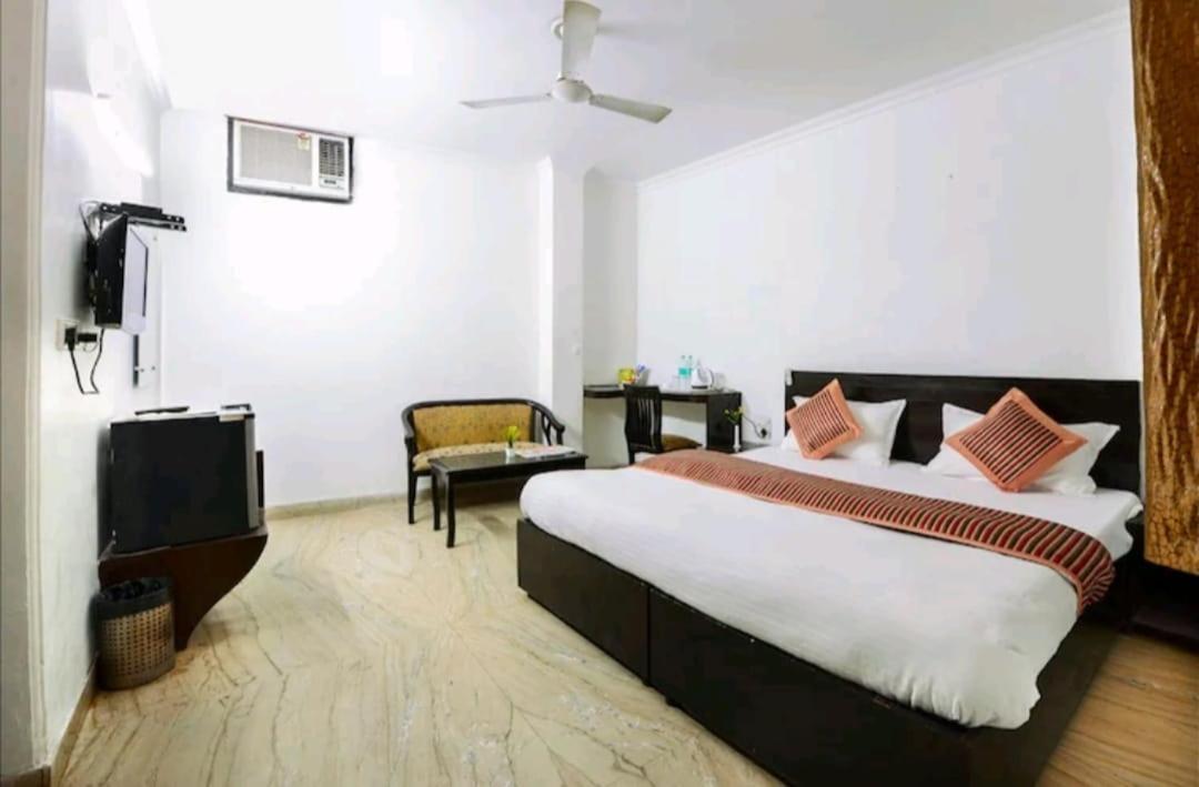 Hotel The First By Goyal Hotelie Agra  Buitenkant foto